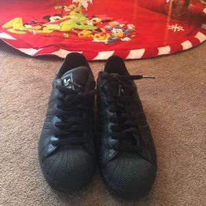 All black Adidas shelltop classics. Size 8M or 10W